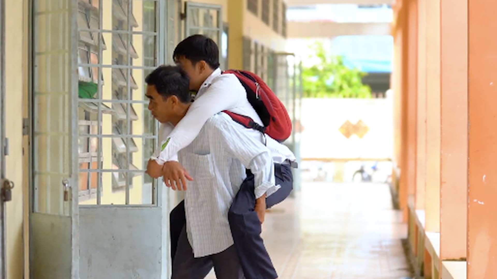 Cha 12 nam cong con liet chan toi truong hinh anh