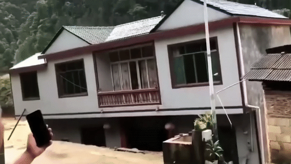 Video quay canh ngoi nha sup do do lu o Trung Quoc hinh anh