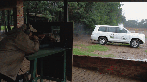 Thu nghiem ban dan vao xe Toyota Land Cruiser 200 hinh anh