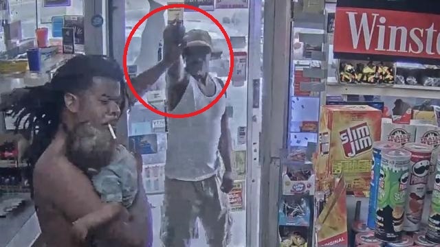 Cha bao ve con truoc ten cuop cam sung o My hinh anh