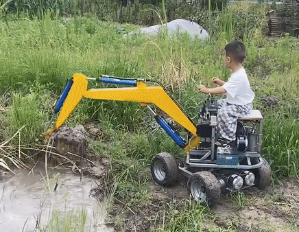 Be 3 tuoi biet lai xe may xuc mini hinh anh