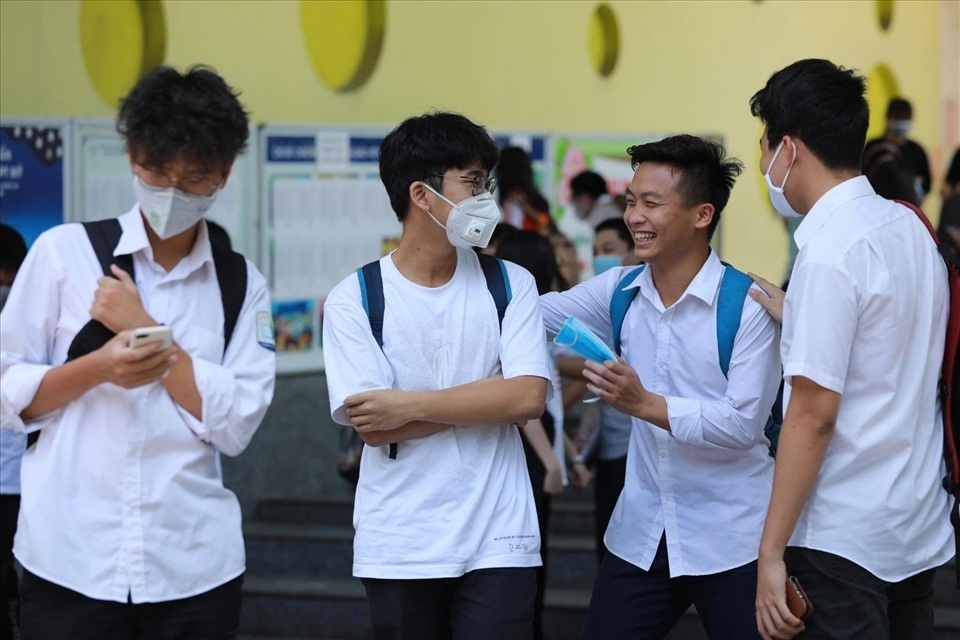 Hang tram sinh vien thanh 'con no' vi dung ten mua hang tra gop hinh anh