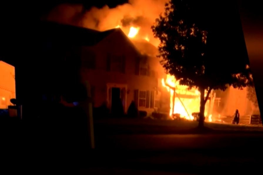 Nguoi di duong cuu mot gia dinh khoi hoa hoan o My hinh anh