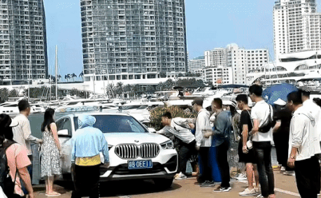 Tai xe lui xe BMW lao thang xuong bien hinh anh