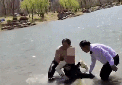 Hanh dong bat ngo cua chu re khi dang chup anh cuoi hinh anh