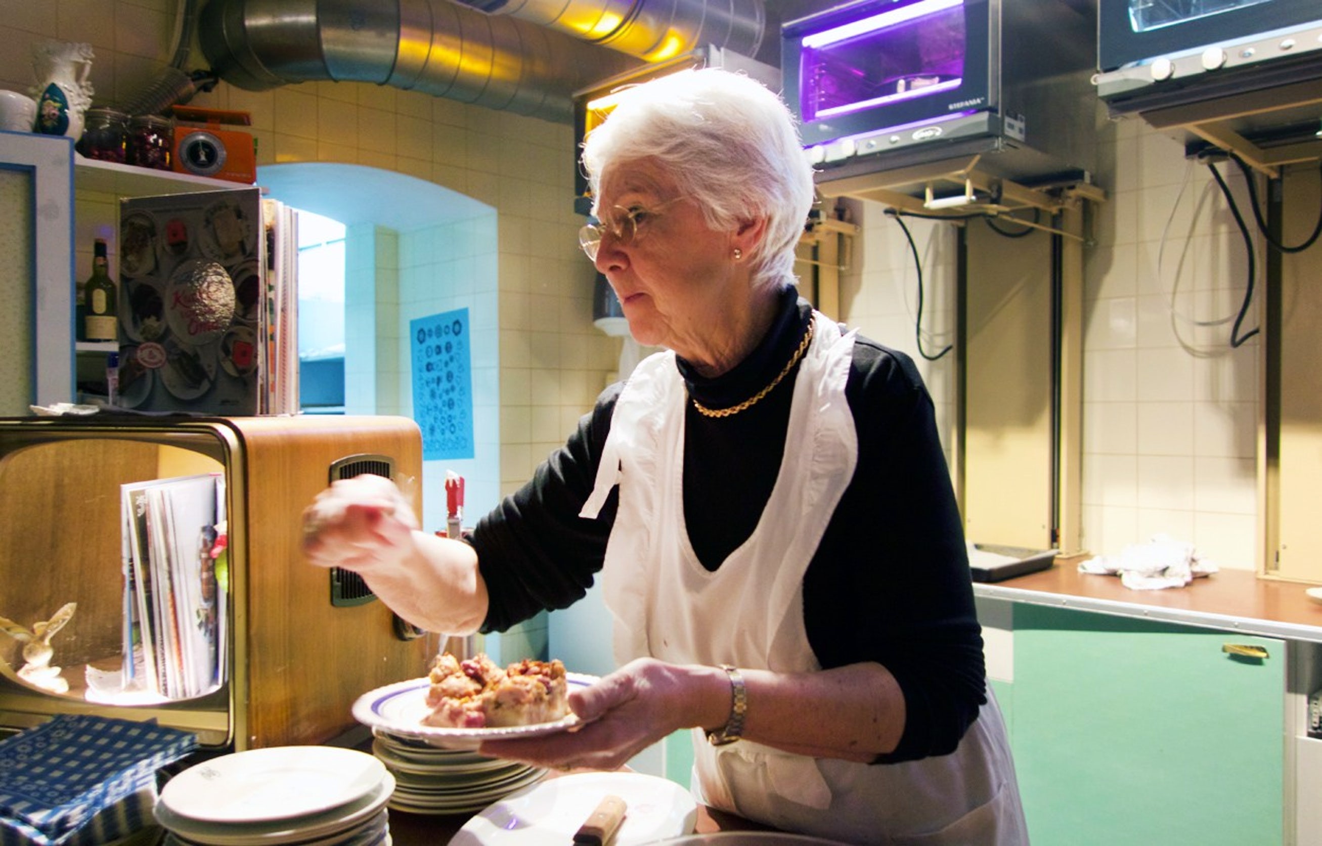 Dich vu ba ngoai theo gio dat khach o Nga hinh anh