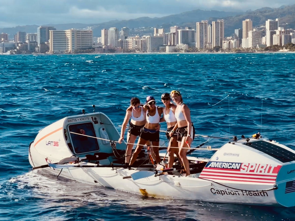 Bon nguoi phu nu pha ky luc vuot bien trong 34 ngay hinh anh