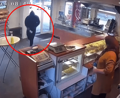 Nhan vien danh duoi ten cuop bang gie lau hinh anh