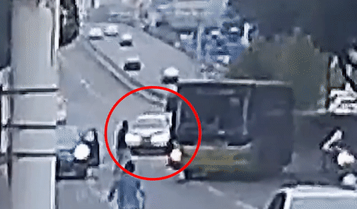 Canh sat chan xe buyt bi mat lai, troi tren duong o Trung Quoc hinh anh