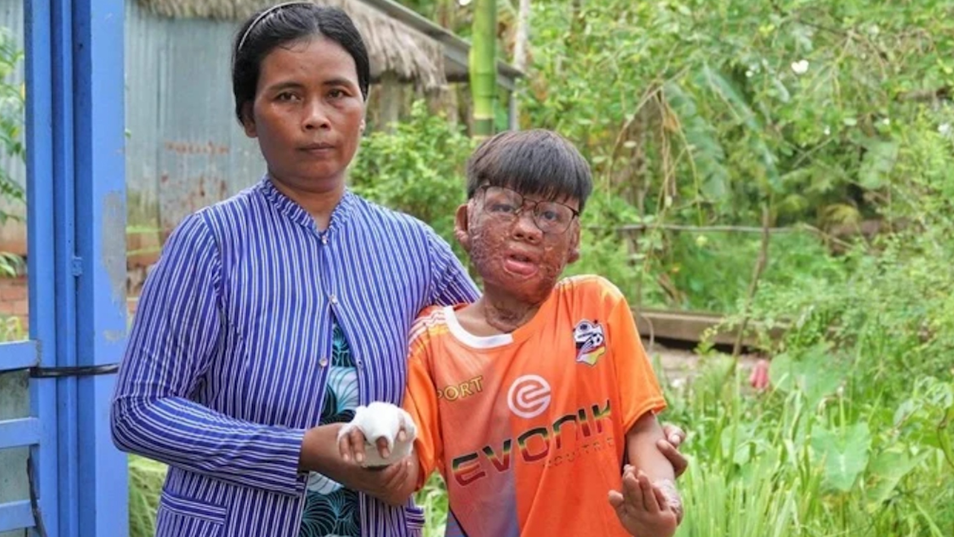 Nguoi hung ti hon dung cam cuu me nuoi hinh anh