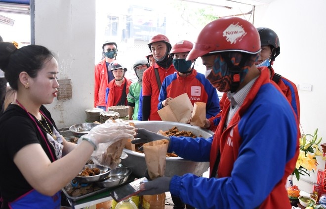 Shipper o TP.HCM cho 45 phut giua nang gat moi mua duoc mon chay hinh anh