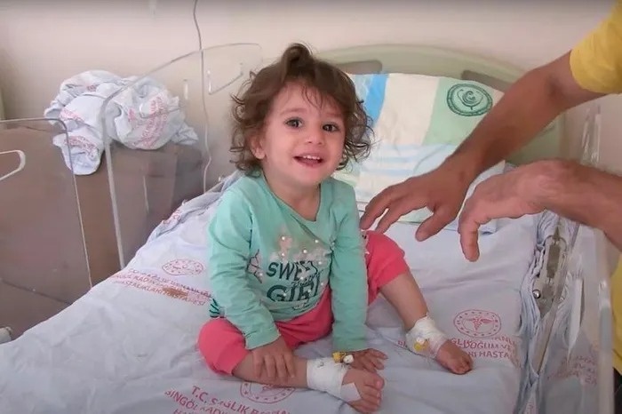 Be 2 tuoi can chet ran sau khi bi can hinh anh