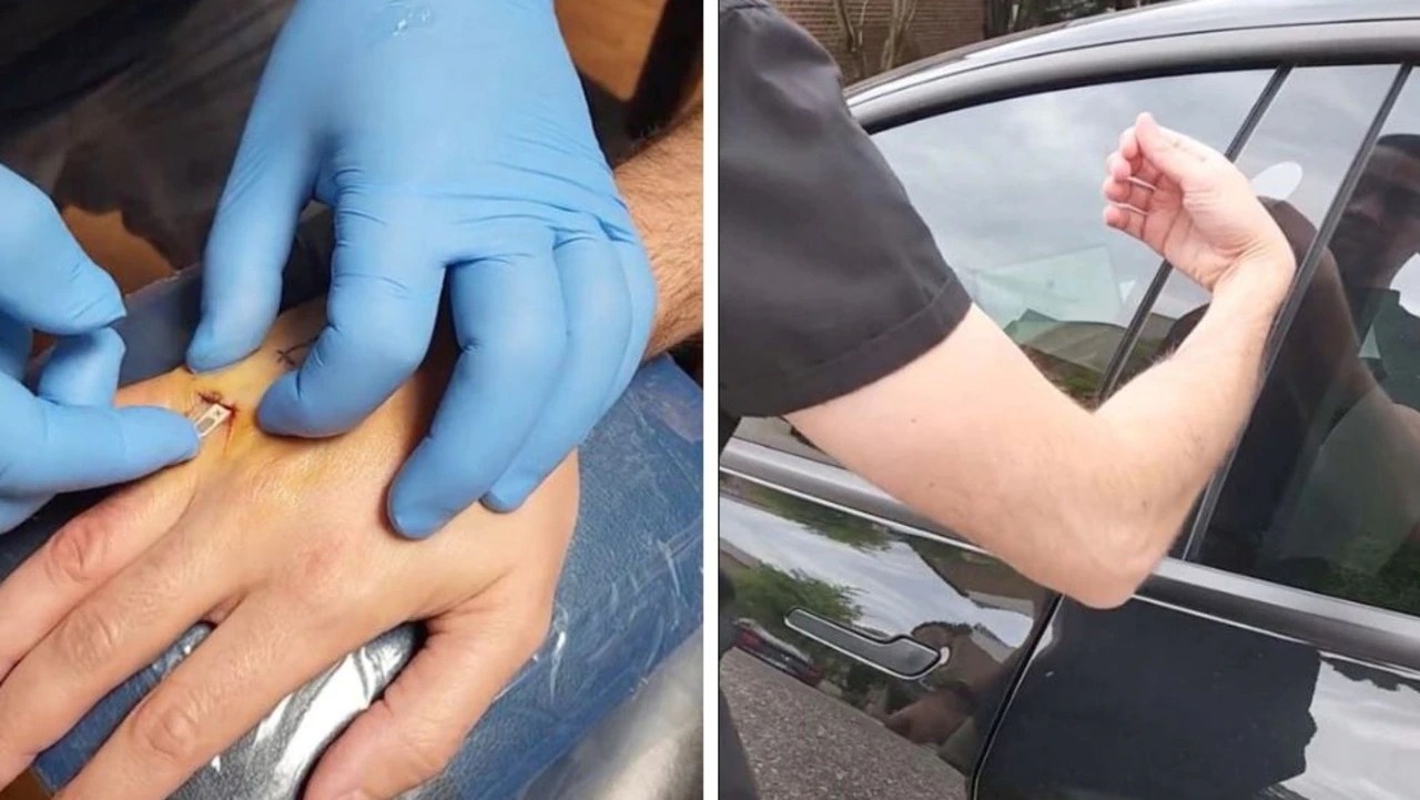 Cay chip vao tay de mo khoa xe Tesla hinh anh