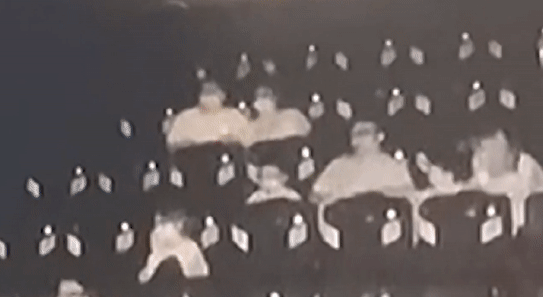 Bi dap lung ghe khi xem phim, co gai roi vao hon me hinh anh