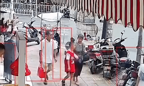 Ten lua tao mua suyt roi trung nguoi di bo hinh anh