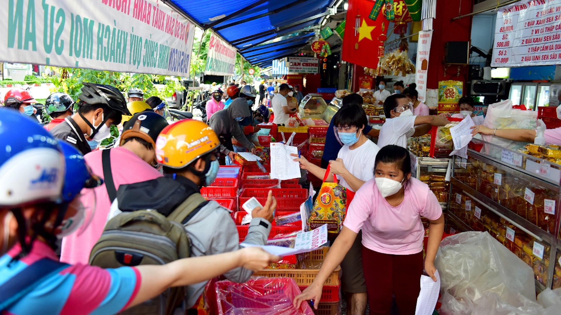Danh nhau tranh suat mua banh Trung thu hinh anh