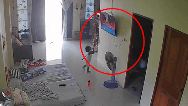 Be dap pha TV khi bo me vang nha hinh anh