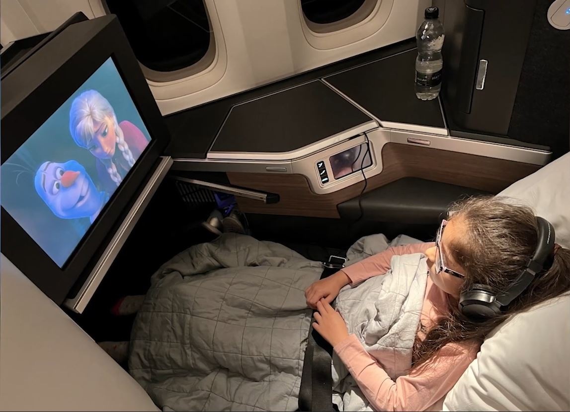 Be gai hat 'Let it go' tren may bay hinh anh