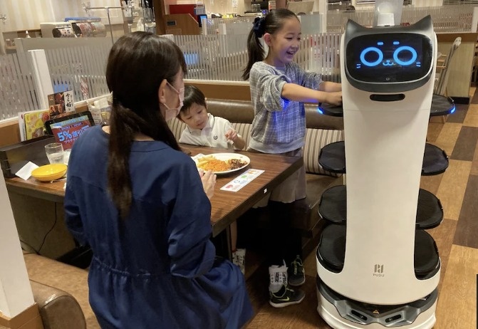 Nhan vien phuc vu khong phai tra luong, khong di lam muon hinh anh