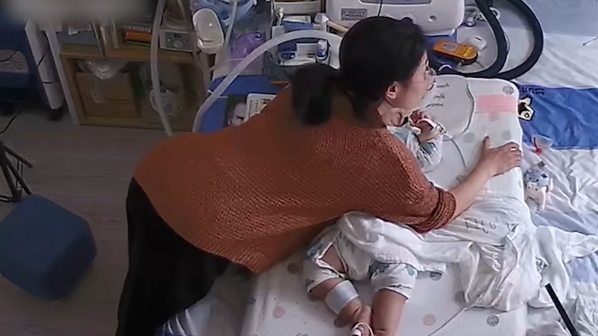 Me dung than minh che cho con trong dong dat o Tu Xuyen hinh anh