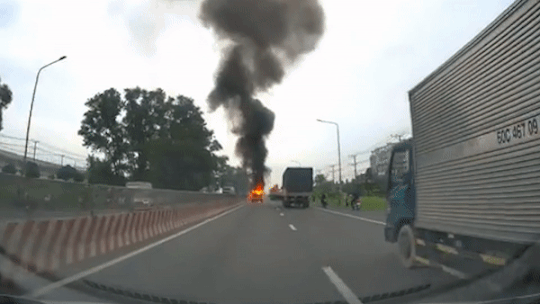 Oto boc chay du doi tai Dong Nai hinh anh