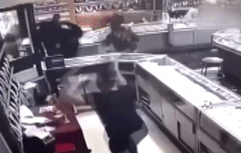 Nhan vien tay khong danh nhom cuop trang suc o My hinh anh