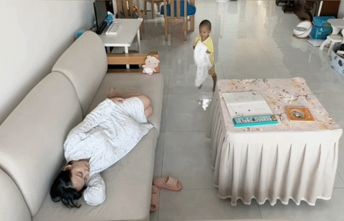 Be 2 tuoi dap chan cho me bau gay bao mang hinh anh