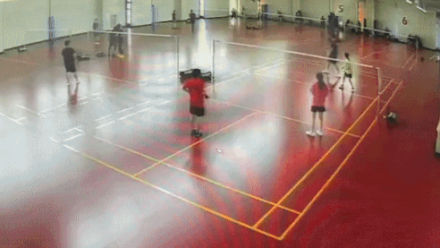 Nguoi choi cau long thao chay khi tran nha sap xuong o Dai Loan hinh anh