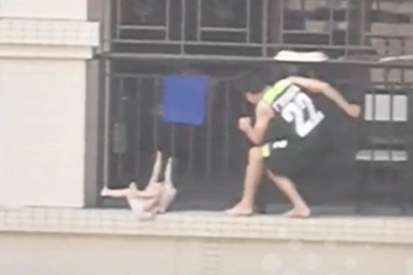 Thay tre treo lo lung o tang 7, nguoi dan ong Trung Quoc mao hiem cuu hinh anh