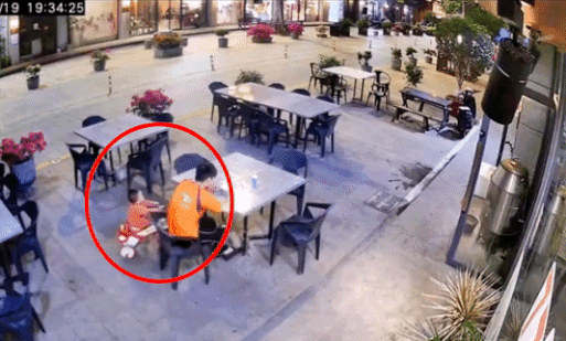 Dua be lao ra duong, suyt bi xe tai tong o Trung Quoc hinh anh