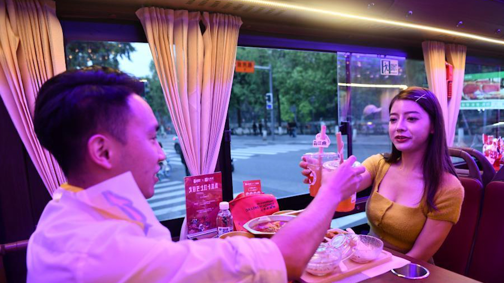 An lau tren xe buyt o Trung Quoc hinh anh