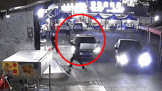 Nguoi dan ong do be trai roi tu tang 2 hinh anh