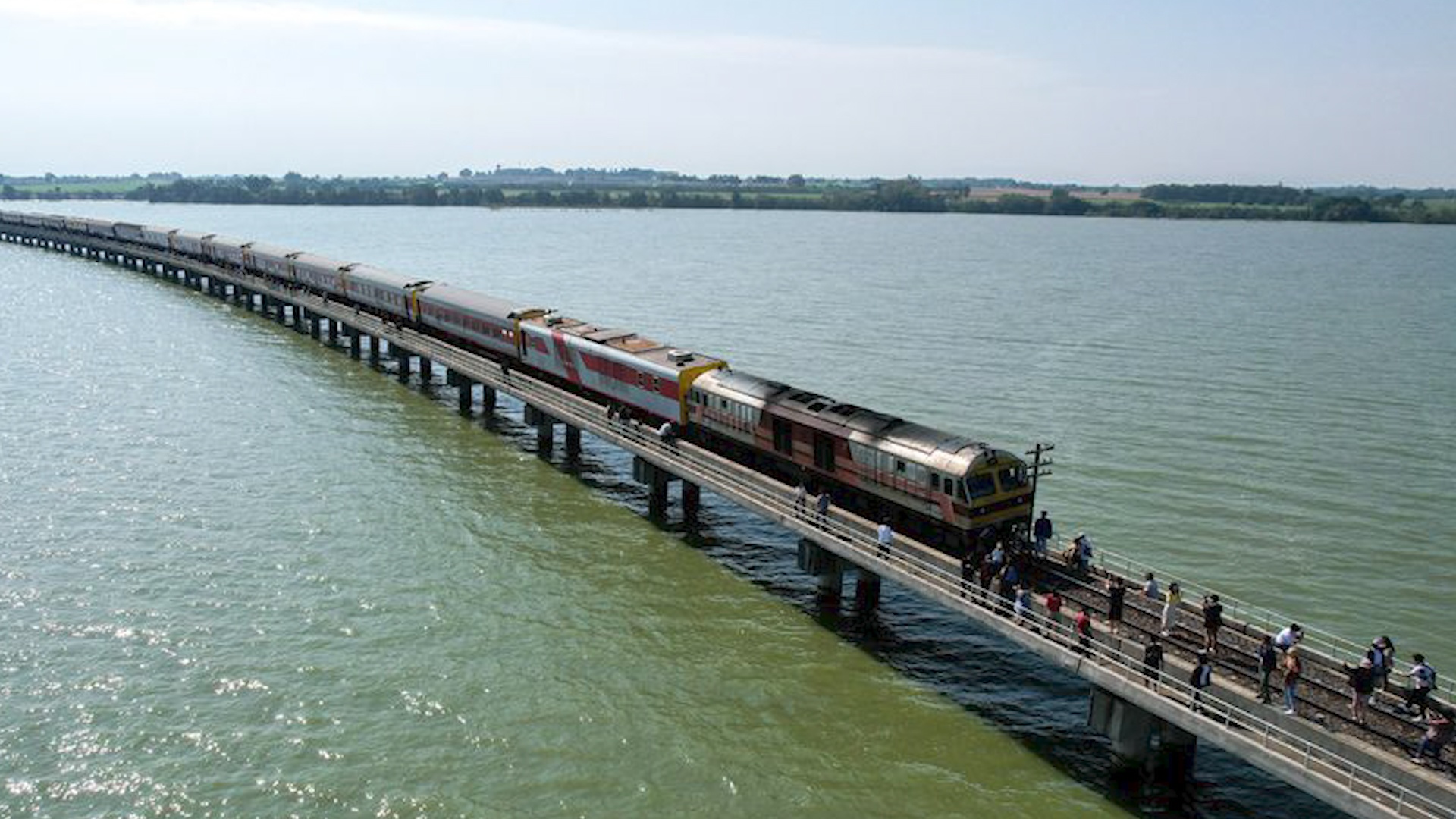 Tau lua tren bien hut khach du lich o Thai Lan hinh anh