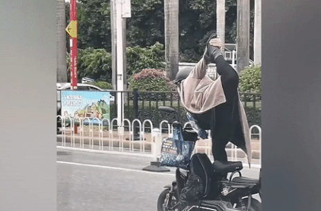 Co gai di xe may o tu the yoga hinh anh