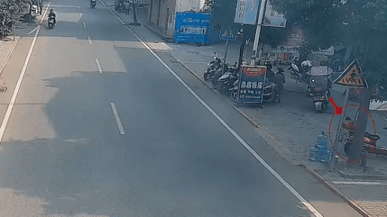 Mat canh tay khi cuu be trai khoi xe tai o Trung Quoc hinh anh