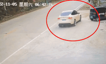 Xe Tesla phong nhanh gay tai nan khien 2 nguoi thiet mang hinh anh