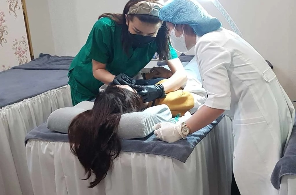 Tham nhap lo dao tao hoc vien tiem lam dep 'tay ngang' hinh anh