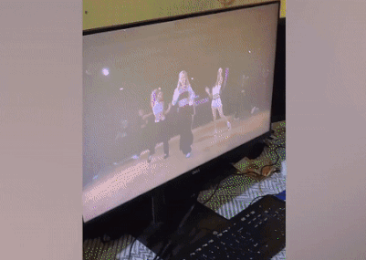 Be 3 tuoi nhay theo Black Pink day dieu luyen hinh anh