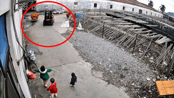 Be gai chan dau xe, cuu 2 nguoi em khoi nguy hiem hinh anh