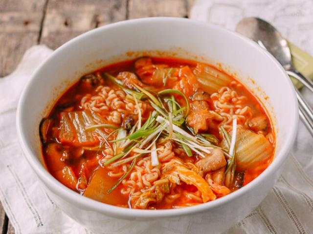 Nau mi kim chi chuan vi Han cho cuoi tuan hinh anh