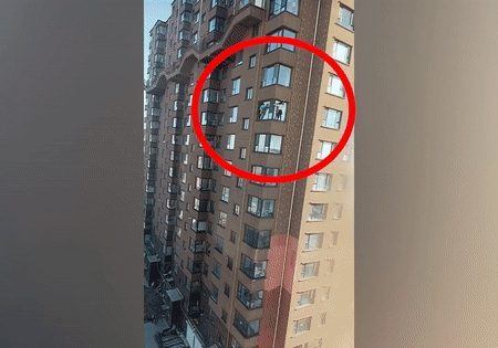 Hai nguoi phu nu leo len go cua so tang 10 de lau kinh hinh anh