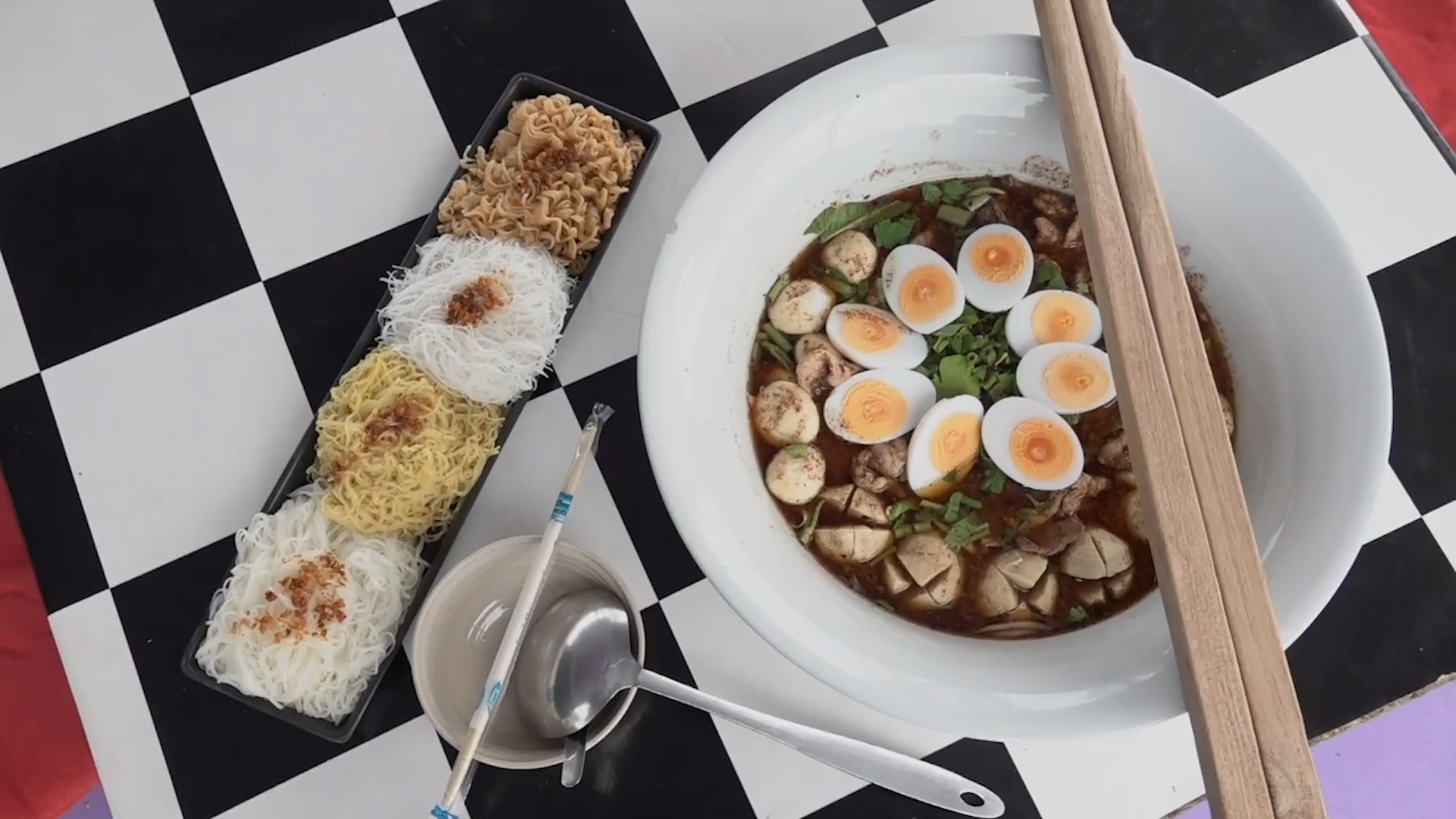 Quan ca phe chuyen phuc vu mon mi khong lo o Thai Lan hinh anh