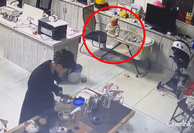 Phan ung kip thoi cua nguoi me khi thay con suyt nga hinh anh