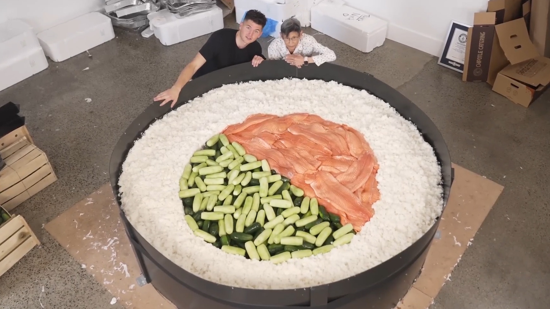 Cuon sushi ca hoi to nhat the gioi hinh anh