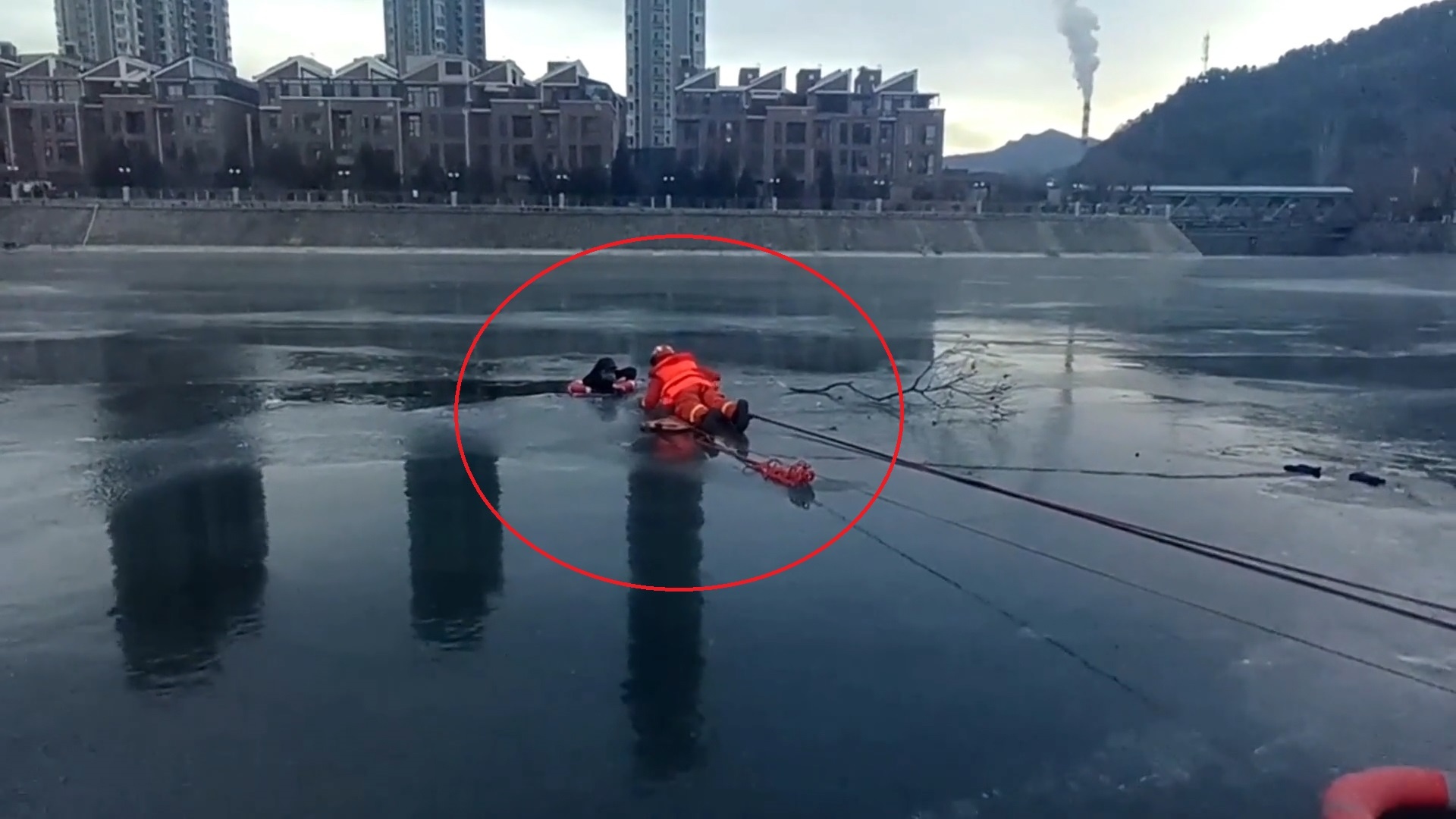 Giai cuu nguoi di duong bi roi xuong song bang hinh anh