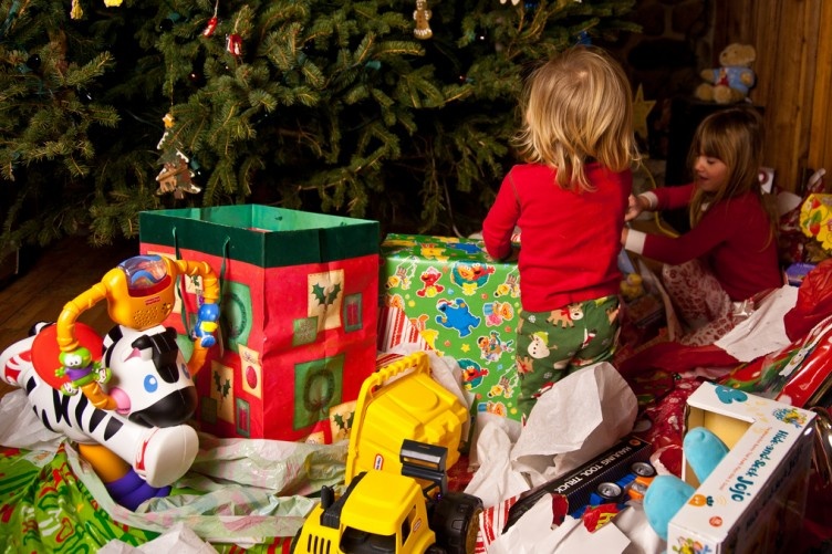 Hai dua tre tron me, khui qua Noel hinh anh