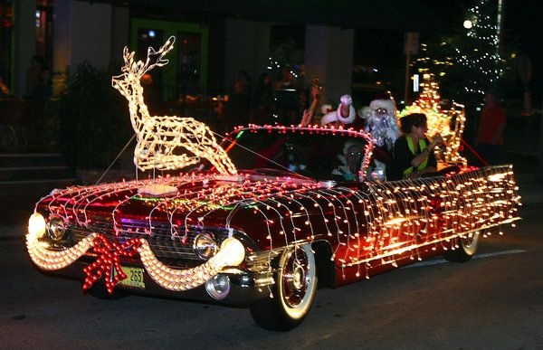 Ong gia Noel lai Cadillac di phat qua cho tre em hinh anh