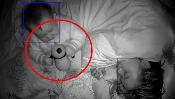 Em be 1 tuoi tu tay cham soc me om hinh anh