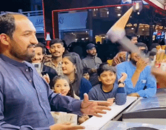 Thuc khach giat kem Tho Nhi Ky khi bi treu choc hinh anh