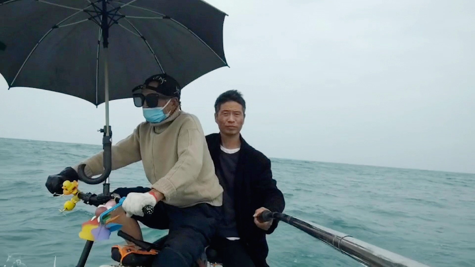 Hai nguoi dan ong Trung Quoc dap xe vuot bien don nam moi hinh anh